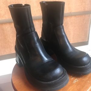 Black leather Steve Madden boots size 6